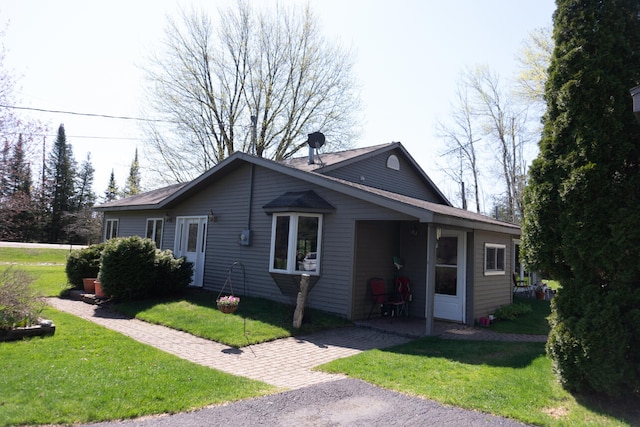 view of front of house featuring a front yard