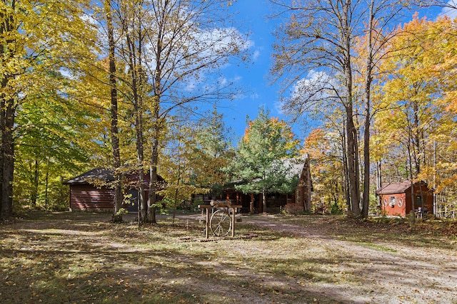 view of yard featuring an outdoor structure