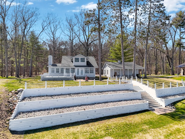 view of property's community featuring a lawn