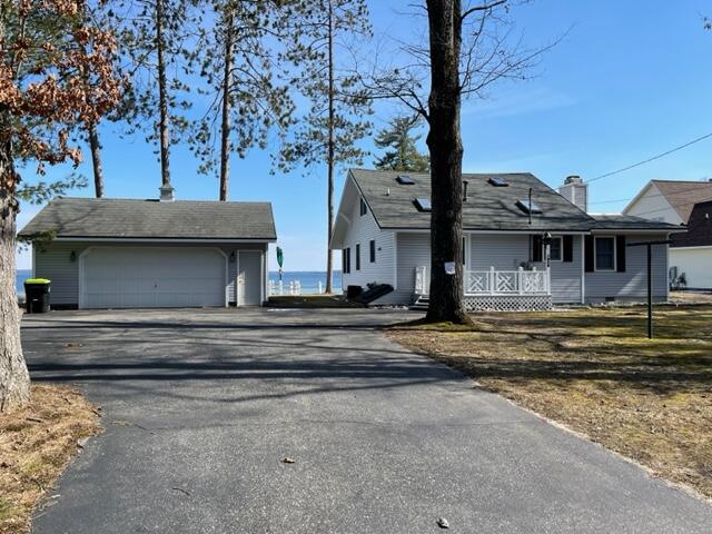 view of front of house with covered porch and a garage