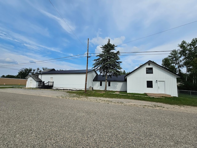 view of front of house with an outdoor structure and a garage