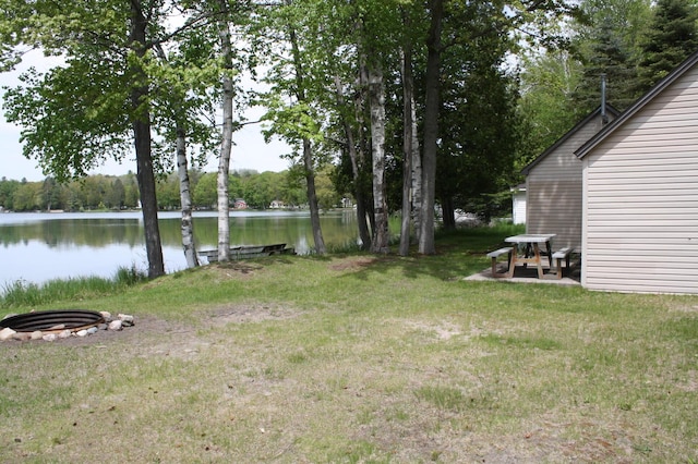 view of yard featuring a water view