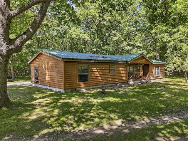 view of front of property featuring a front yard