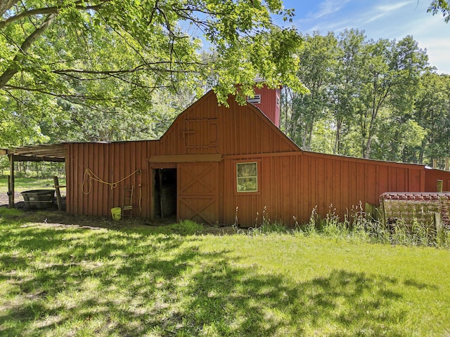 view of outbuilding featuring a yard