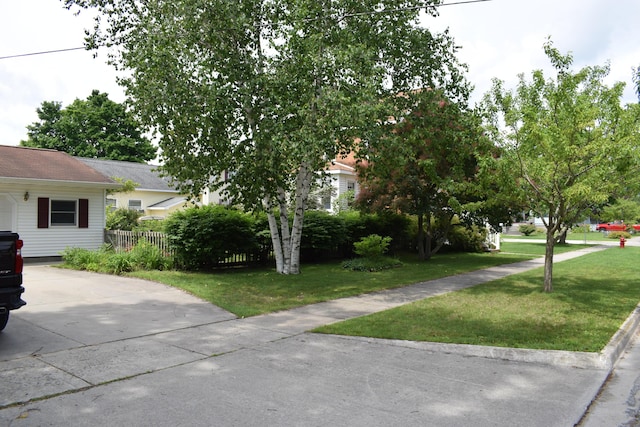 view of front of home with a front lawn