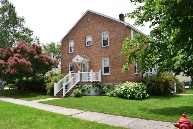 view of front facade with a front lawn