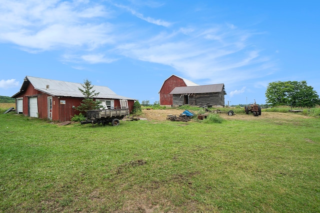 view of yard with an outdoor structure