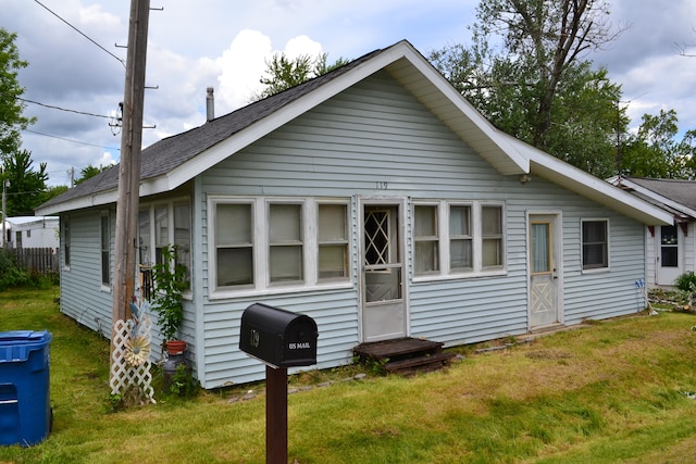 view of front of property featuring a front lawn