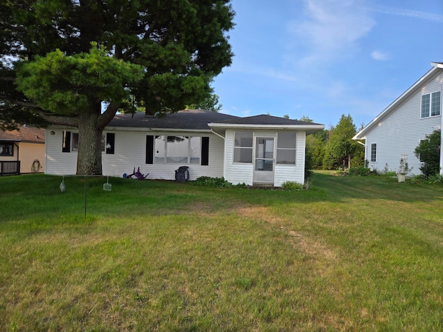 view of front of house with a front lawn