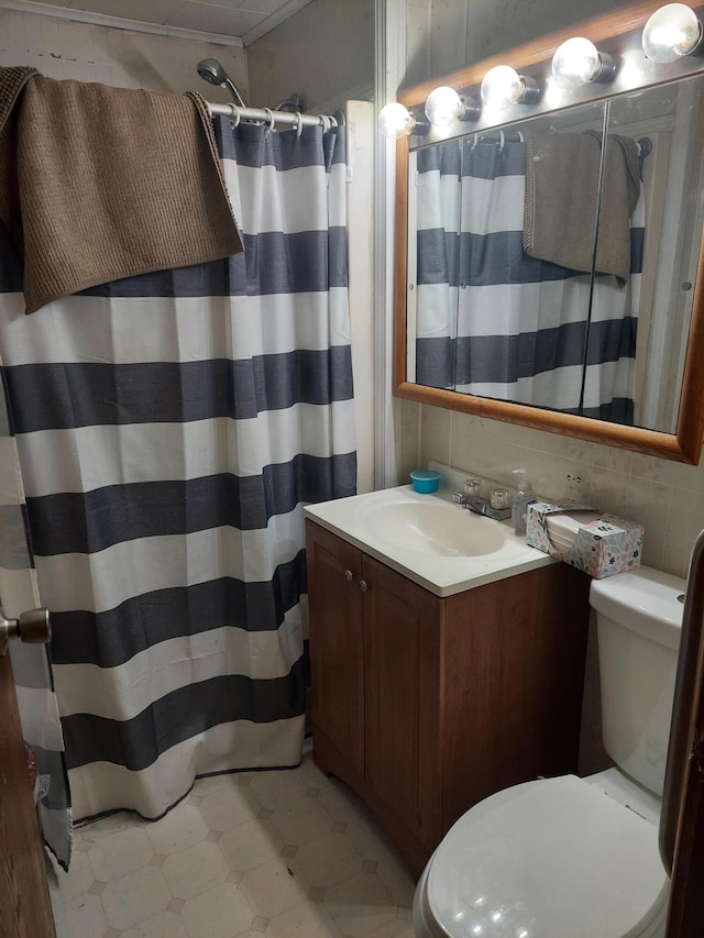 bathroom with vanity, toilet, and a shower with shower curtain