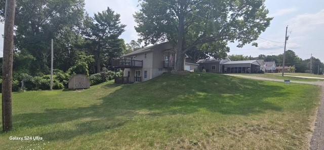 view of yard with a storage unit