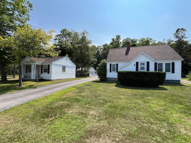 view of front of property featuring a front yard