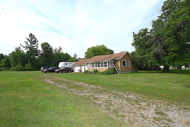 view of front of property featuring a front yard