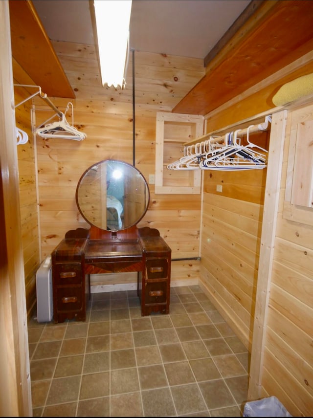 walk in closet featuring tile patterned floors