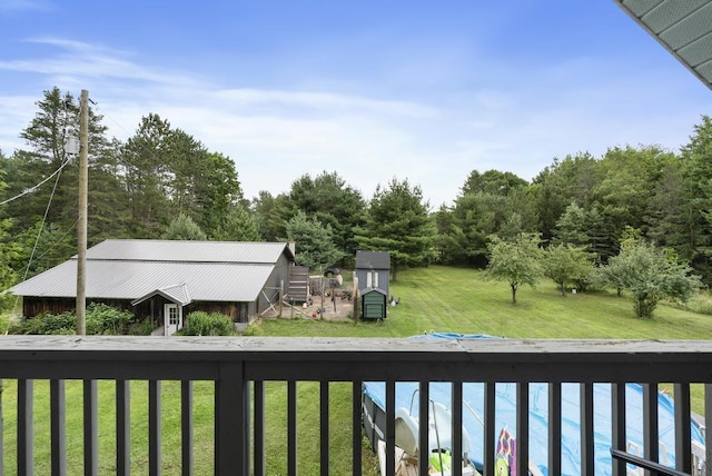 view of yard with an outbuilding and a swimming pool