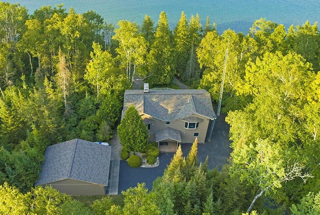 birds eye view of property featuring a forest view