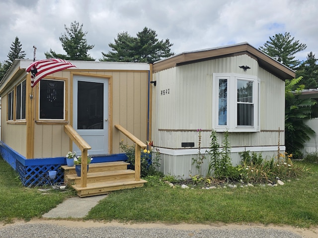 manufactured / mobile home with a front lawn