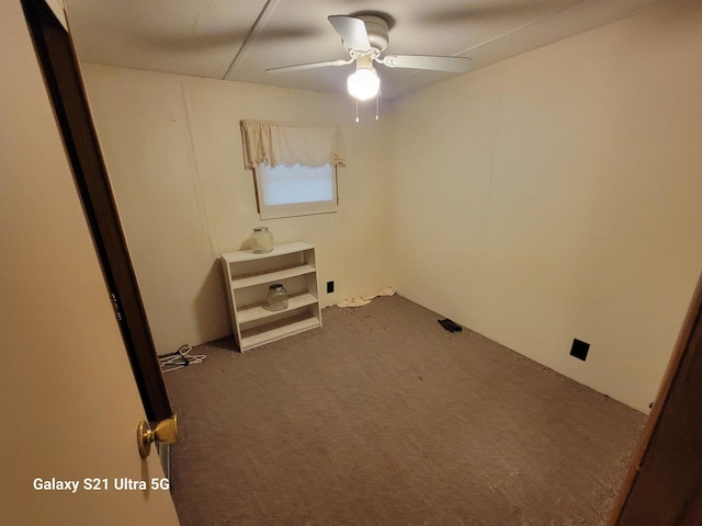 carpeted empty room featuring ceiling fan