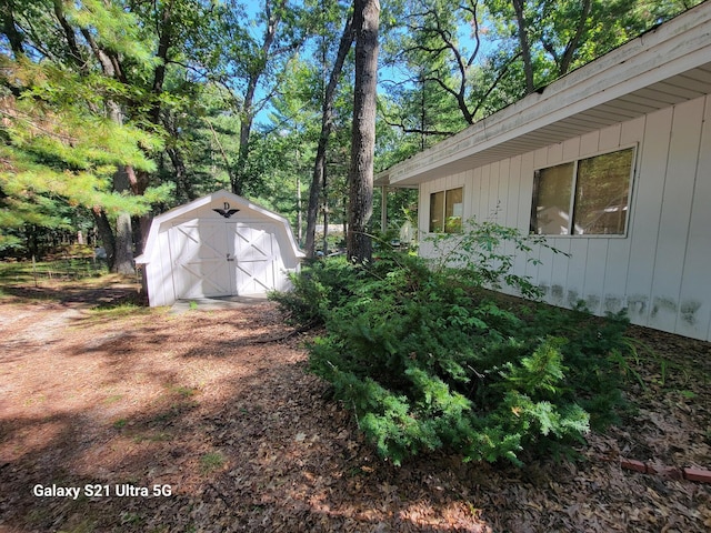 view of yard with a storage shed