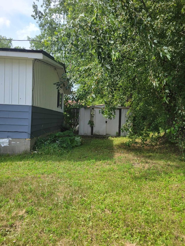 view of yard featuring a storage shed