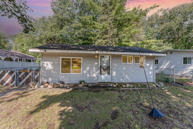 view of front of house featuring a lawn