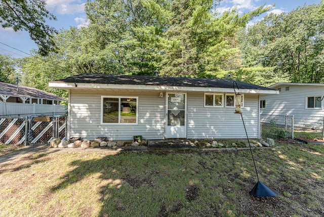 view of front of property featuring a front yard