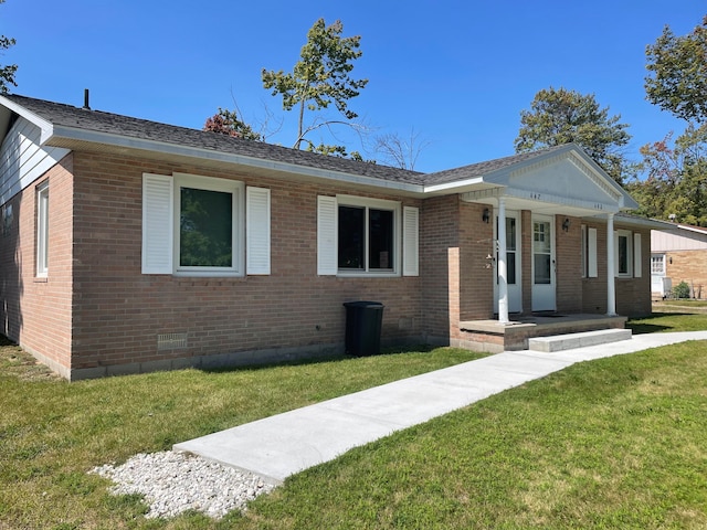 single story home with a front lawn