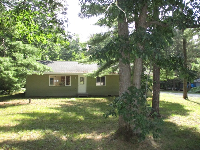 view of front facade featuring a front yard