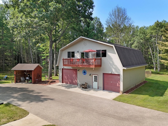 view of front of house featuring a front yard and an outdoor structure