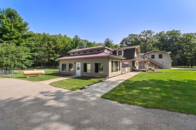 view of front facade featuring a front lawn