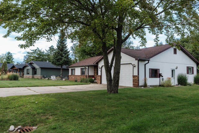 view of front of house featuring a garage and a front yard