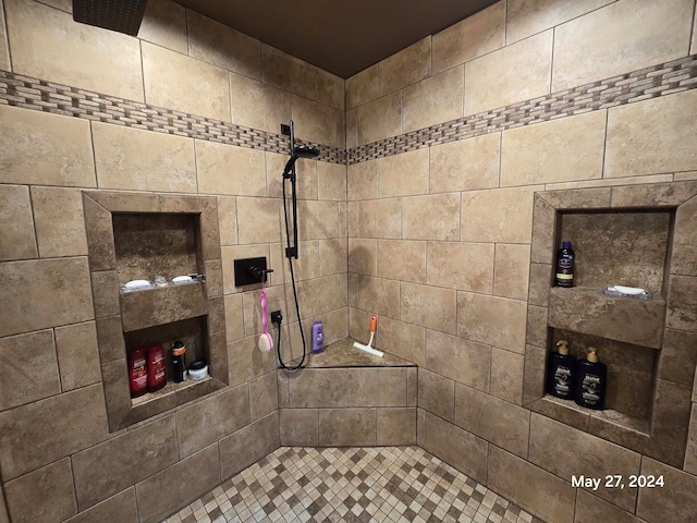 bathroom featuring tiled shower