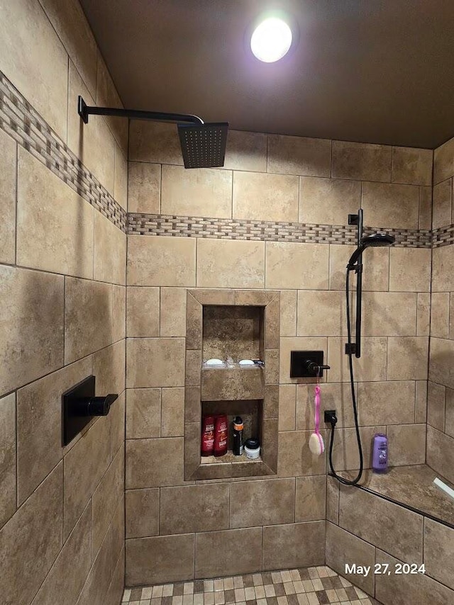 bathroom featuring a tile shower