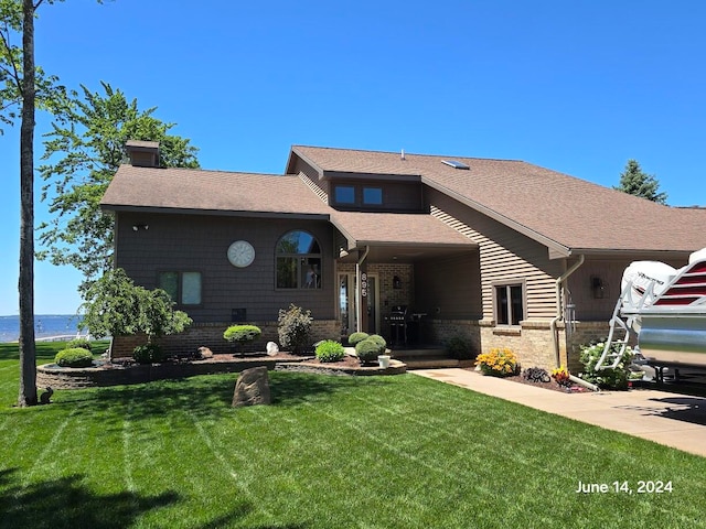 view of front of property with a front yard