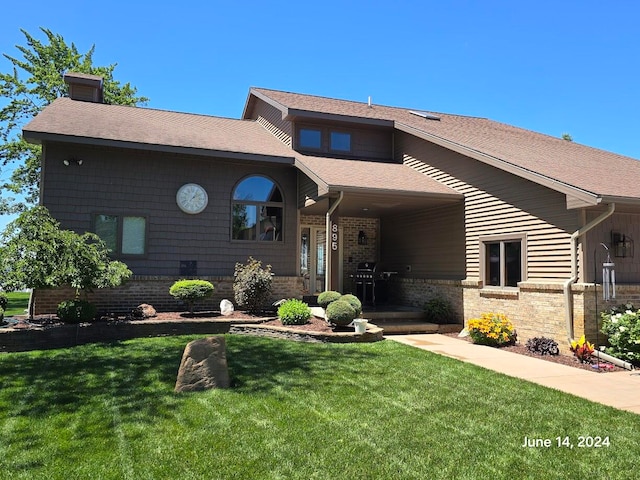 view of front of property featuring a front lawn