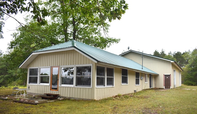 back of house featuring a lawn