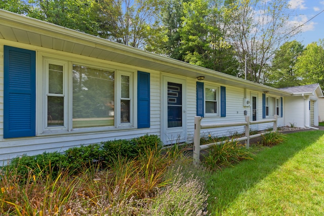 ranch-style house with a front lawn