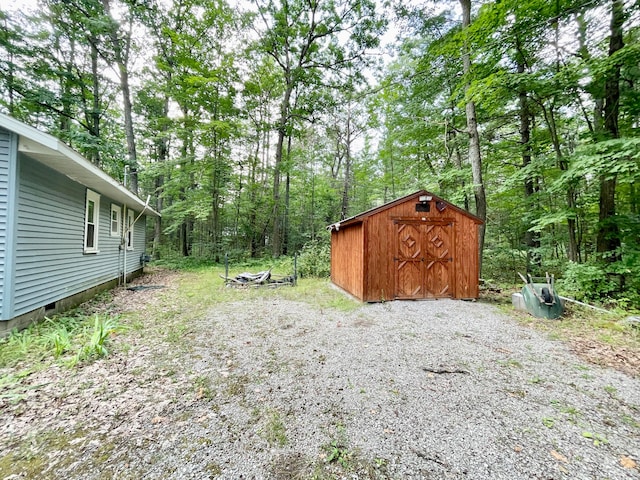 view of yard featuring a storage shed