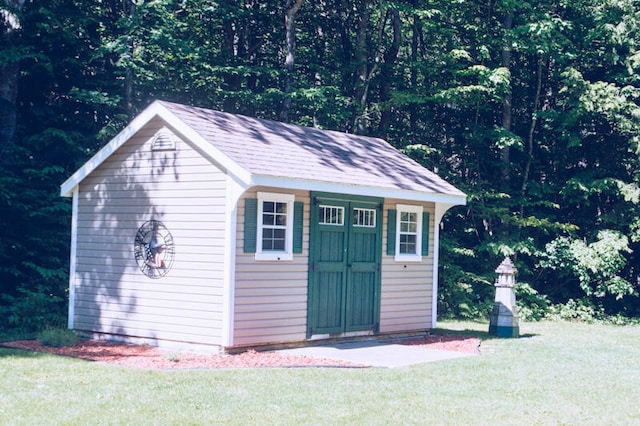 view of outbuilding with a yard