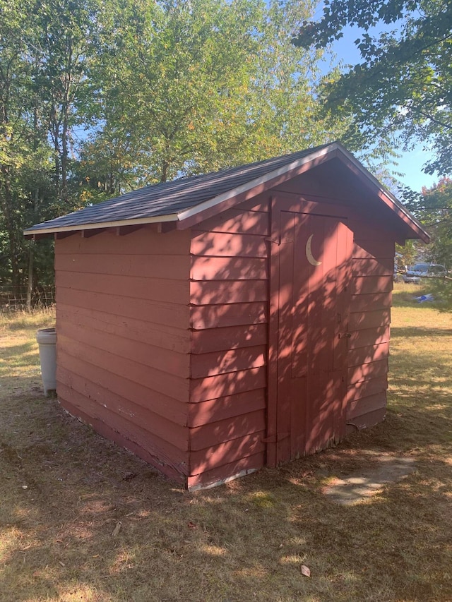 view of outbuilding with a yard