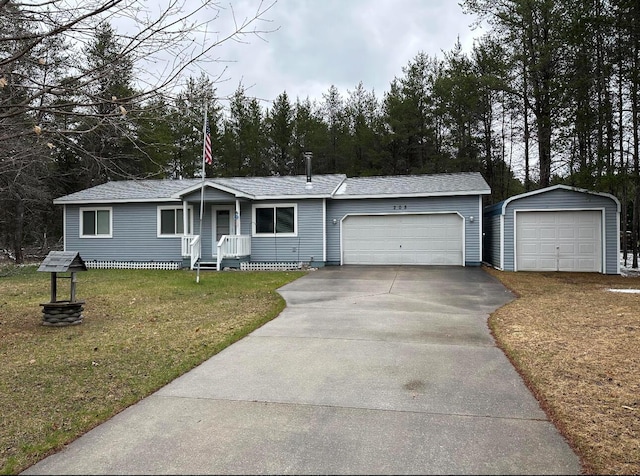 view of front of house featuring a shingled roof, a garage, and a front lawn