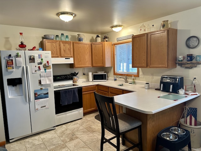 kitchen featuring electric stove, a peninsula, under cabinet range hood, white fridge with ice dispenser, and a sink