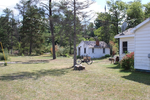 view of yard with an outbuilding