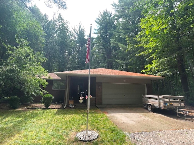 view of front of home featuring a garage and a front yard