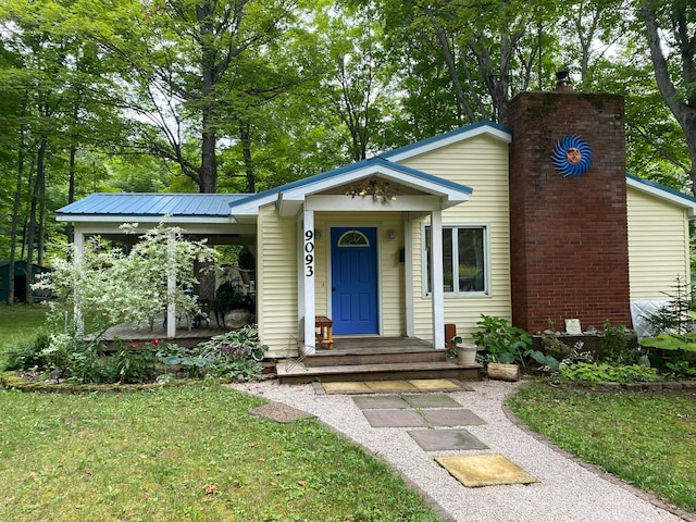 view of front of home with a front lawn