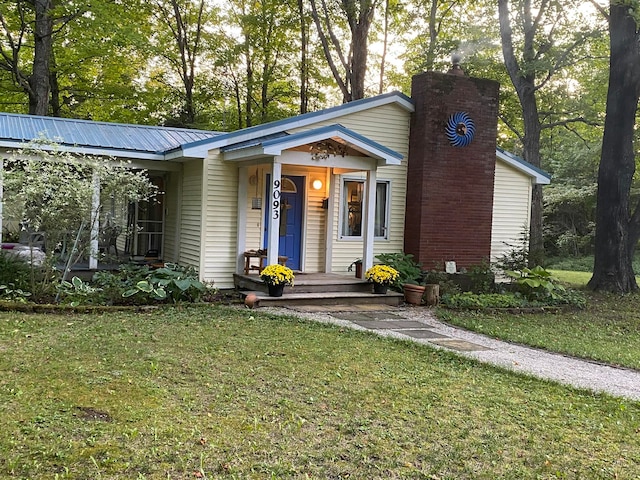 view of front facade featuring a porch and a front lawn