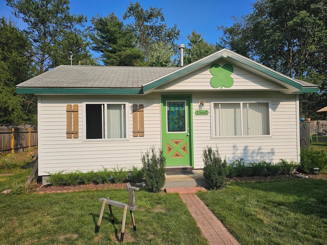 view of front of home featuring a front lawn