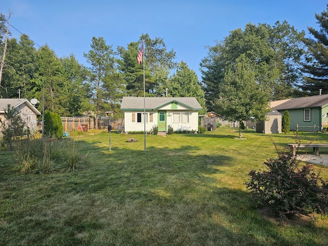 view of yard featuring a storage unit