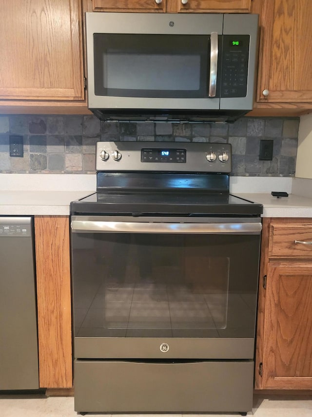 kitchen featuring tasteful backsplash and stainless steel appliances