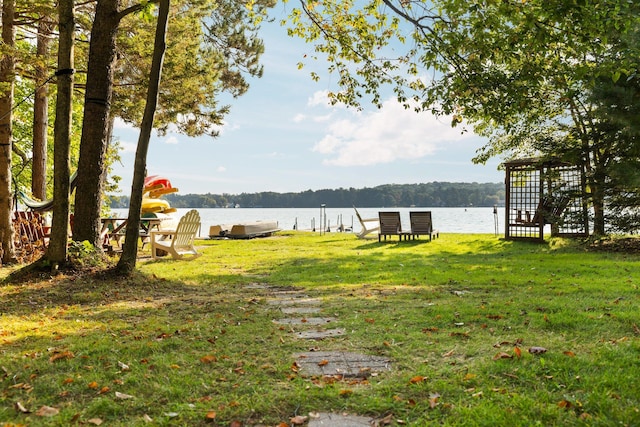 view of yard featuring a water view